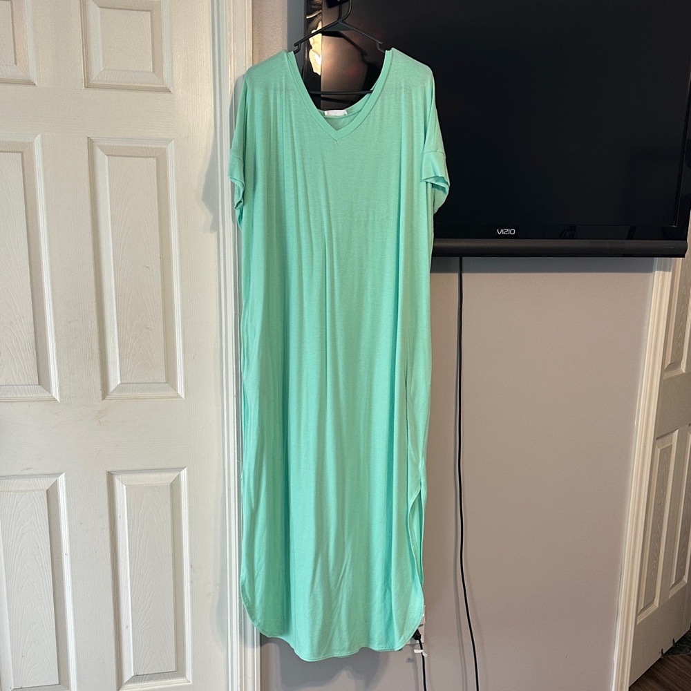 Zenana Outfitters Light Green V-Neck Top